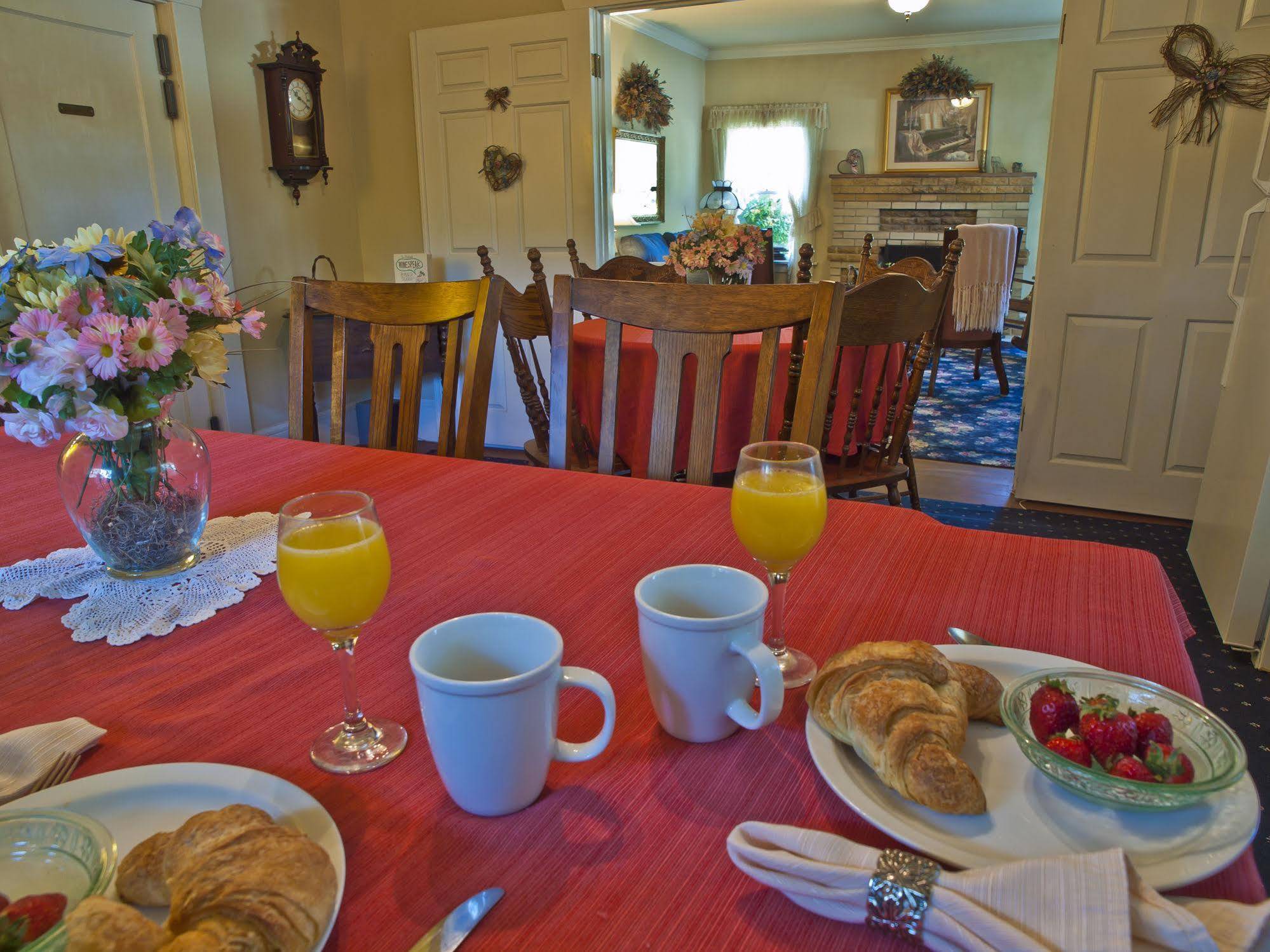 Shady Oaks Country Inn St. Helena Restaurang bild
